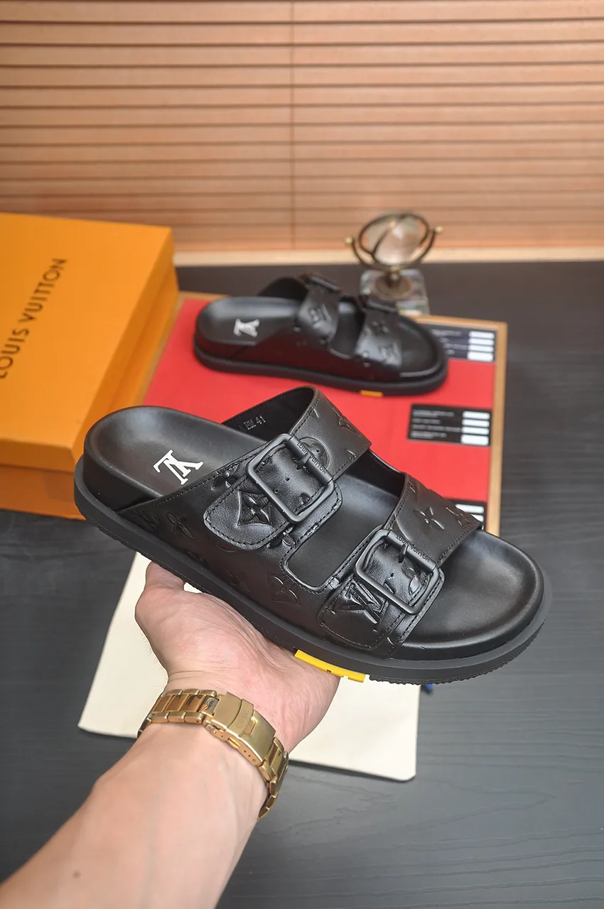 Men's shoes 💰400💶 [Louis Vuitton LV slippers] (high-end cowhide) counter 1:1 fashion style, a must-have for summer! The designer used LV’s iconic outsole. The original simple slippers instantly become fashionable! The upper is made of flexible special cowhide leather straps alternately, and the workmanship is exquisite! A must-have for stylish men in summer, size 38-45 (45 customized)